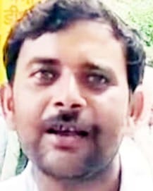 पुवायां में इफको केंद्र पर यूरिया के लिए लगी किसानों की भीड़। संवाद पुवायां में इफको केंद्र पर यूरिया के लिए लगी किसानों की भीड़। संवाद