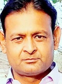 पुवायां में इफको केंद्र पर यूरिया के लिए लगी किसानों की भीड़। संवाद पुवायां में इफको केंद्र पर यूरिया के लिए लगी किसानों की भीड़। संवाद