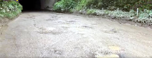 समेला के पुरानी सुरंग के पास सड़क पर पड़े बड़े-बड़े गड्ढाें से गुजरते वाहन। स्त्राेत-जागरुक पाठ समेला के पुरानी सुरंग के पास सड़क पर पड़े बड़े-बड़े गड्ढाें से गुजरते वाहन। स्त्राेत-जागरुक पाठ