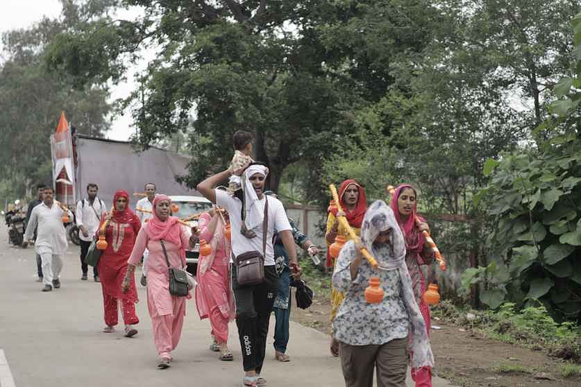 सीवन नदी के तट से कांवड लेकर आने-जाने वाले श्रद्धालुओं का चल रहा सिलसिला