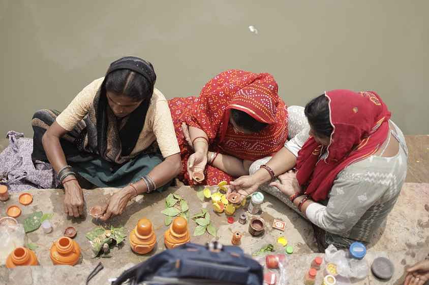 सीवन नदी के तट से कांवड लेकर आने-जाने वाले श्रद्धालुओं का चल रहा सिलसिला