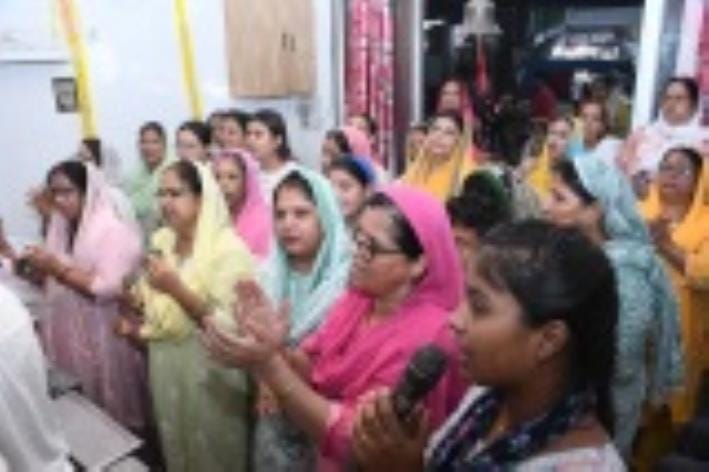 तकरोही में चालीहा महोत्सव के दूसरे िदन बृहस्पतिवार को मंदिर में पूजा करते सिंधी समाज के लोग। स् तकरोही में चालीहा महोत्सव के दूसरे िदन बृहस्पतिवार को मंदिर में पूजा करते सिंधी समाज के लोग। स्