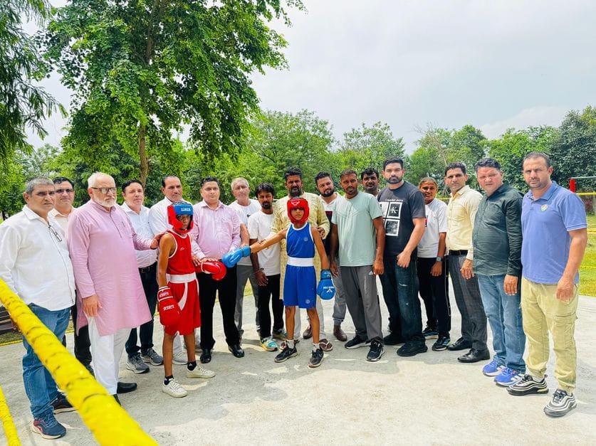 18जेएनडी12-बॉक्सिंग प्रतियोगिता के अंतिम दिन जीत के लिए पसीना बहाते हुए खिलाड़ी। संवाद 18जेएनडी12-बॉक्सिंग प्रतियोगिता के अंतिम दिन जीत के लिए पसीना बहाते हुए खिलाड़ी। संवाद