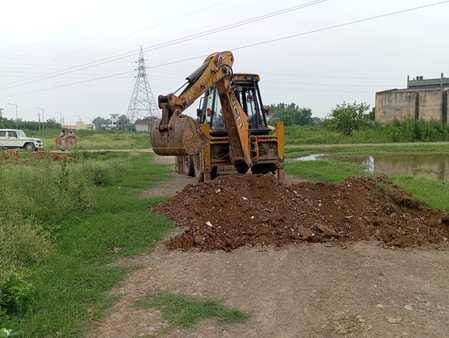 अंबाला छावनी के बोह गांव में अवैध कॉलोनी पर चलती जेसीबी। विभाग