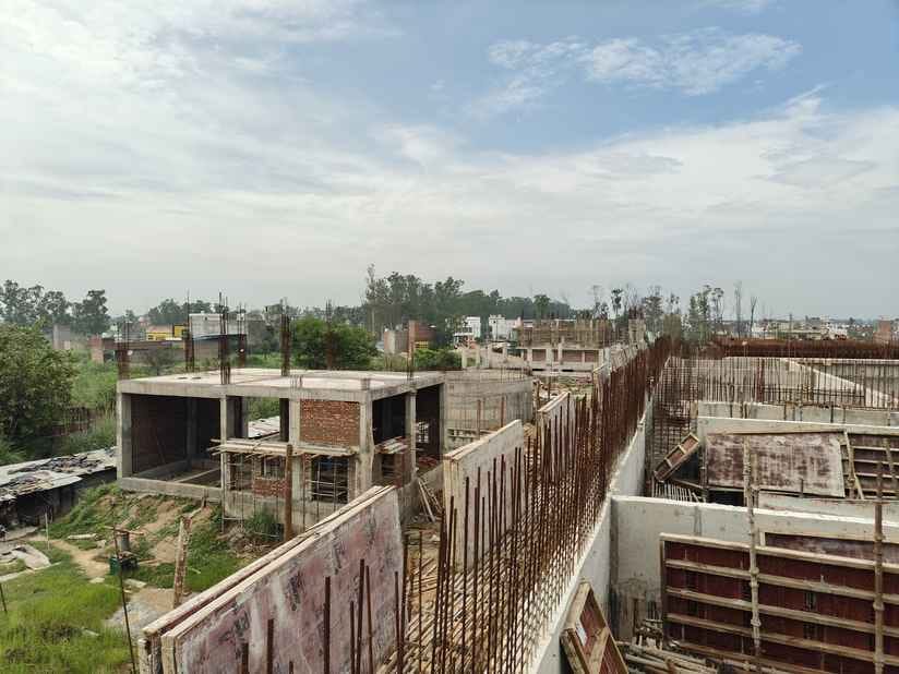 अंबाला छावनी के औद्योगिक क्षेत्र से पानी की निकासी के लिए ओमला नदी तक बिछाई पाइप लाइन से निकलत