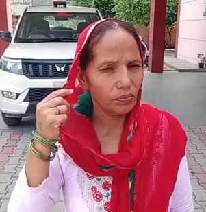 अंबाला सिटी के नागरिक अस्पताल के बाहर कान से बाली झपटने वाले के बारे में पुलिस को जानकारी देती अंबाला सिटी के नागरिक अस्पताल के बाहर कान से बाली झपटने वाले के बारे में पुलिस को जानकारी देती