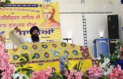 अंबाला स्थित गुरुद्वारा श्री पंजोखरा साहिब में आयोजित समागम में गुरु चरणों में माथा टेकती संगत