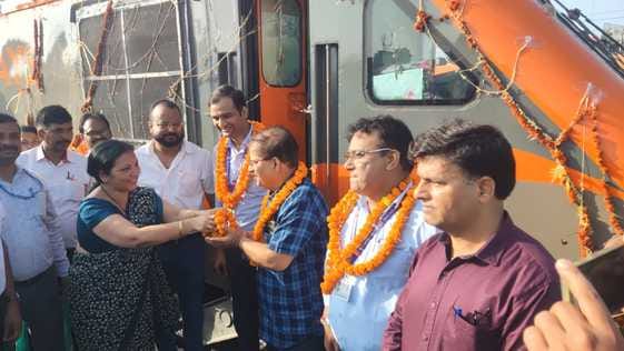 गोमतीनगर पहुंची अमृत भारत ट्रेनें, तालियों व पुष्पों से हुआ स्वागत गोमतीनगर पहुंची अमृत भारत ट्रेनें, तालियों व पुष्पों से हुआ स्वागत