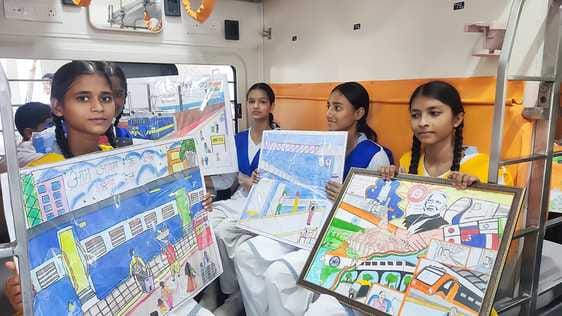 गोमतीनगर पहुंची अमृत भारत ट्रेनें, तालियों व पुष्पों से हुआ स्वागत गोमतीनगर पहुंची अमृत भारत ट्रेनें, तालियों व पुष्पों से हुआ स्वागत
