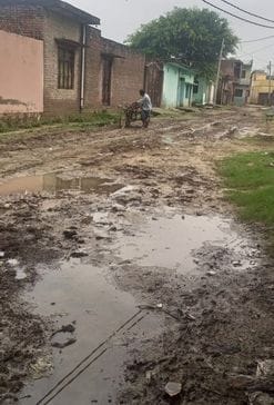 ग्राम पंचायत खेड़ा के मुख्य मार्ग पर दलदल व जलभराव। संवाद ग्राम पंचायत खेड़ा के मुख्य मार्ग पर दलदल व जलभराव। संवाद