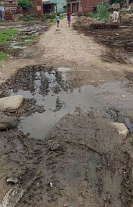 ग्राम पंचायत खेड़ा के मुख्य मार्ग पर दलदल व जलभराव। संवाद ग्राम पंचायत खेड़ा के मुख्य मार्ग पर दलदल व जलभराव। संवाद