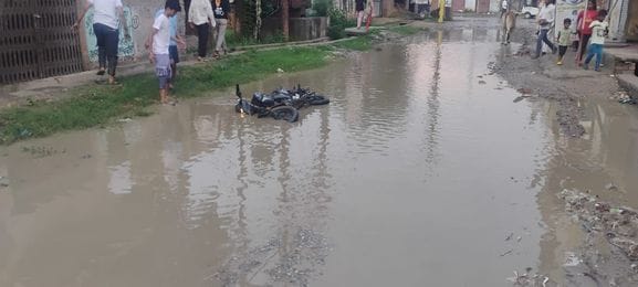 ग्राम पंचायत खेड़ा के मुख्य मार्ग पर दलदल व जलभराव। संवाद ग्राम पंचायत खेड़ा के मुख्य मार्ग पर दलदल व जलभराव। संवाद