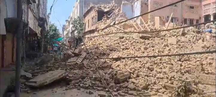 घटनास्थल पर मौजूद अधिकारी व आमजन और मलबा हटाने आई जेसीबी