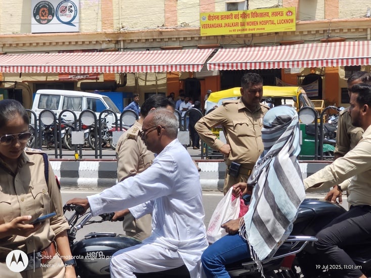 हजरतगंज में चेकिंग अभियान चलाया हजरतगंज में चेकिंग अभियान चलाया