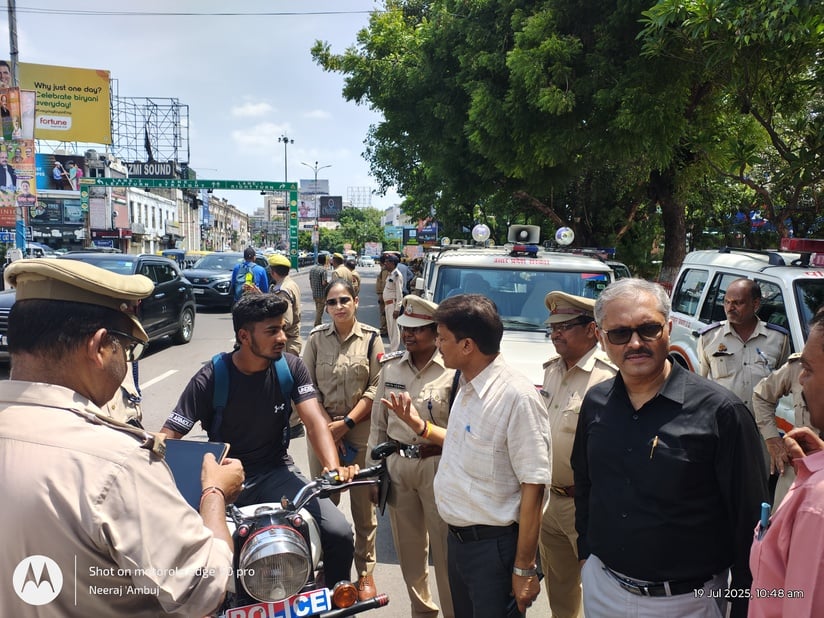 हजरतगंज में चेकिंग अभियान चलाया हजरतगंज में चेकिंग अभियान चलाया