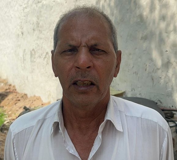 हिसार बाइपास स्थित शास्त्री नगर कॉलोनी में सीवर लाइन को जांचते मजदूर। संवाद हिसार बाइपास स्थित शास्त्री नगर कॉलोनी में सीवर लाइन को जांचते मजदूर। संवाद