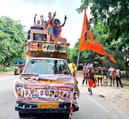 कछला से 151 लीटर जल की कांवड़ लेकर जाते भक्त। संवाद