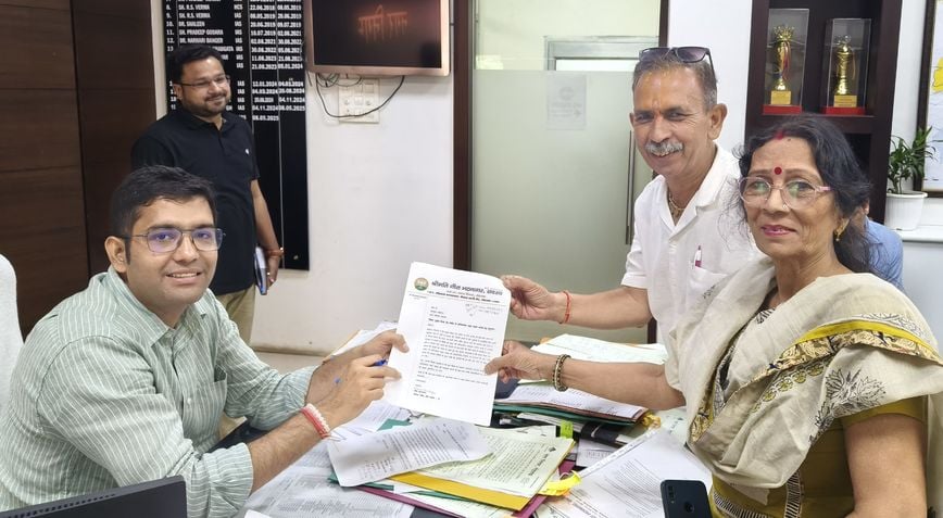 किला रोड बाजार में छज्जे नहीं टूटने के कारण तिरछा लगा खंभा व बारिश से बचने के लिए दुकानदारों ने किला रोड बाजार में छज्जे नहीं टूटने के कारण तिरछा लगा खंभा व बारिश से बचने के लिए दुकानदारों ने
