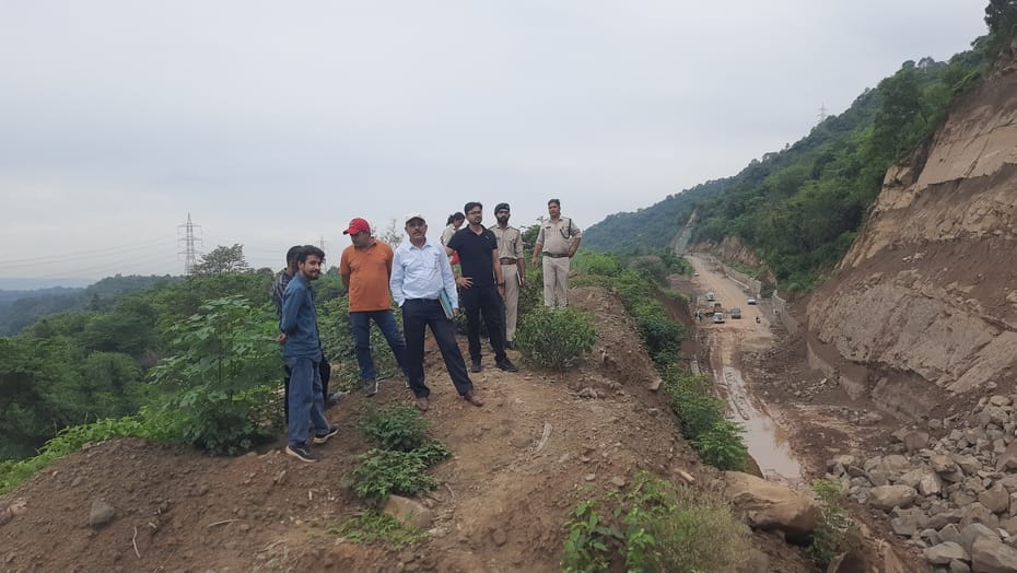 कुणाह खड्ड में की गई अवैध डपिंग का निरीक्षण करते वन विभाग के अधिकारी। संवाद।