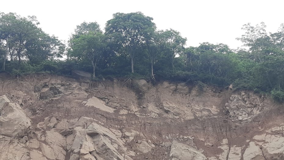 कुणाह खड्ड में की गई अवैध डपिंग का निरीक्षण करते वन विभाग के अधिकारी। संवाद।