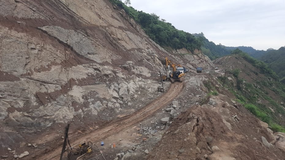 कुणाह खड्ड में की गई अवैध डपिंग का निरीक्षण करते वन विभाग के अधिकारी। संवाद।