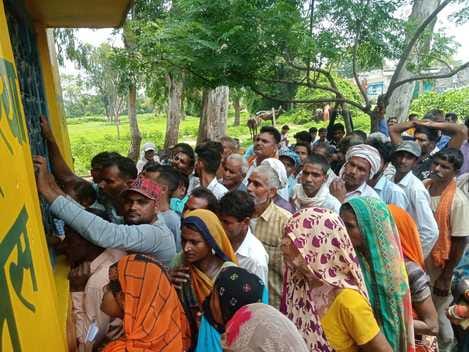 खुटार मार्ग पर कृभको की दुकान पर उमड़े किसानों को समझाते एसडीएम। संवाद खुटार मार्ग पर कृभको की दुकान पर उमड़े किसानों को समझाते एसडीएम। संवाद