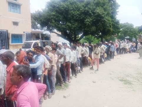 खुटार मार्ग पर कृभको की दुकान पर उमड़े किसानों को समझाते एसडीएम। संवाद खुटार मार्ग पर कृभको की दुकान पर उमड़े किसानों को समझाते एसडीएम। संवाद