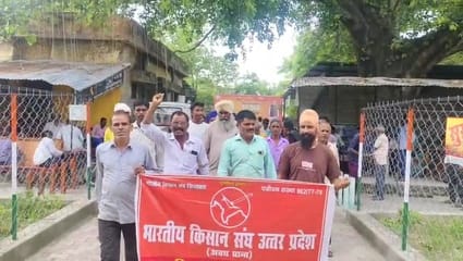 खुटार मार्ग पर कृभको की दुकान पर उमड़े किसानों को समझाते एसडीएम। संवाद खुटार मार्ग पर कृभको की दुकान पर उमड़े किसानों को समझाते एसडीएम। संवाद