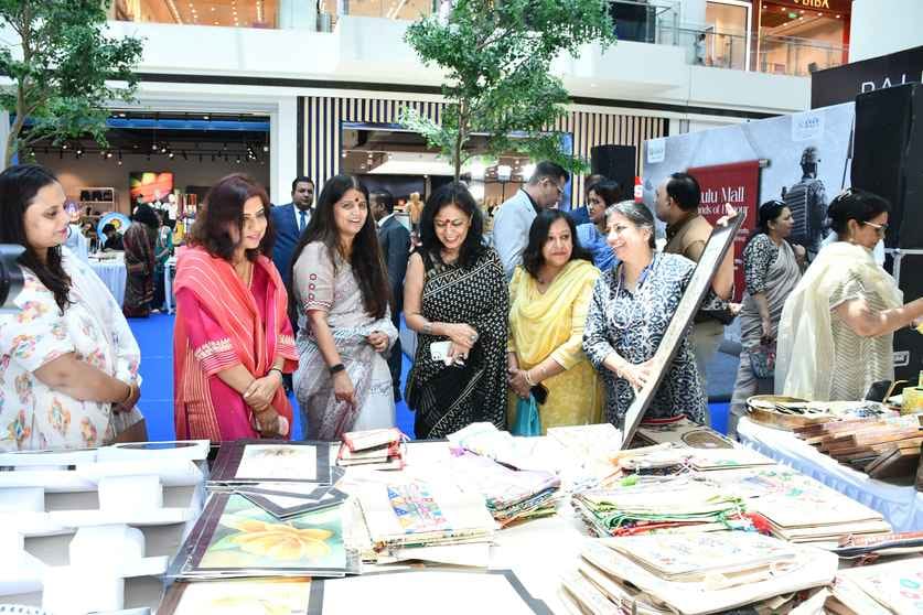 लुलु मॉल में आवा के हुनर हाट में रचनात्मकता का प्रदर्शन लुलु मॉल में आवा के हुनर हाट में रचनात्मकता का प्रदर्शन