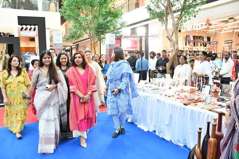लुलु मॉल में आवा के हुनर हाट में रचनात्मकता का प्रदर्शन लुलु मॉल में आवा के हुनर हाट में रचनात्मकता का प्रदर्शन