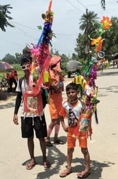 नजीबाबाद-बुंदकी मार्ग पर कांवड़ ले जाता शिवभक्तों का जत्था। नजीबाबाद-बुंदकी मार्ग पर कांवड़ ले जाता शिवभक्तों का जत्था।