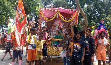 नजीबाबाद-बुंदकी मार्ग पर कांवड़ ले जाता शिवभक्तों का जत्था। नजीबाबाद-बुंदकी मार्ग पर कांवड़ ले जाता शिवभक्तों का जत्था।