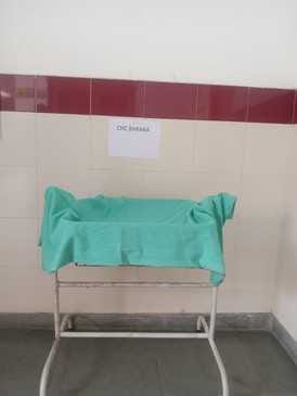 पीएचसी केसरी में लगाया गया शिशु पालना केंद्र मगर कोई सूचना नहीं। विभाग