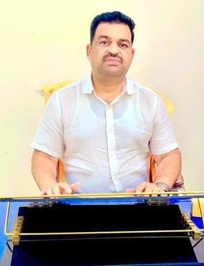 सोरांव-- सोरांव साधन सहकारी समिति में खाद लेने के लिए लगी किसानों की लाइन सोरांव-- सोरांव साधन सहकारी समिति में खाद लेने के लिए लगी किसानों की लाइन