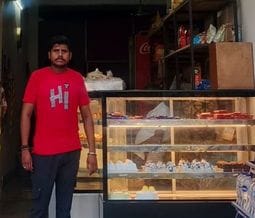 शाहजहांपुर में पेपर बैग बनाने वाले पुरू मोहन। संवाद शाहजहांपुर में पेपर बैग बनाने वाले पुरू मोहन। संवाद
