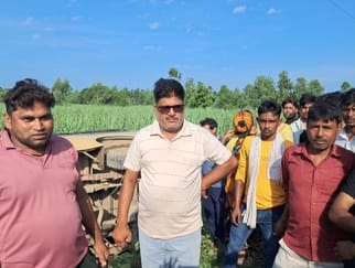 शेरकोट में हुए बस हादसे के बाद मां की गोद में बैठा घायल बच्चा शेरकोट में हुए बस हादसे के बाद मां की गोद में बैठा घायल बच्चा