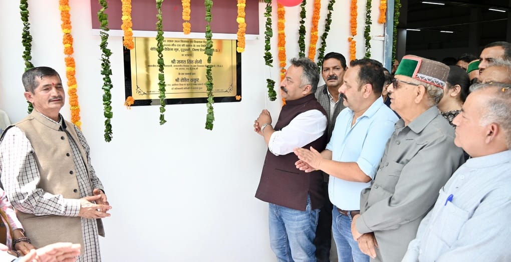 टूटू पानी में पौध रोपण करते शिक्षा मंत्री रोहित ठाकुर टूटू पानी में पौध रोपण करते शिक्षा मंत्री रोहित ठाकुर