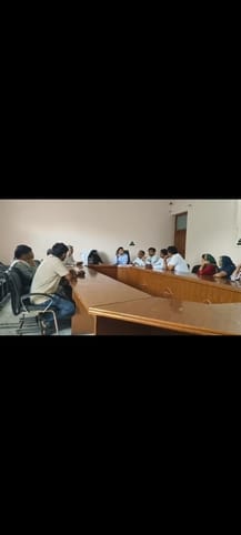थानाभवन नगर पंचायत कार्यालय में आयोजित बोर्ड बैठक में हंगामा करते सभासद । वीडियोग्रैब थानाभवन नगर पंचायत कार्यालय में आयोजित बोर्ड बैठक में हंगामा करते सभासद । वीडियोग्रैब