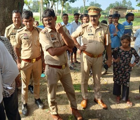 आसफपुर में पेड़ गिरने से क्षतिग्रस्त जियारत की मीनार। संवाद आसफपुर में पेड़ गिरने से क्षतिग्रस्त जियारत की मीनार। संवाद