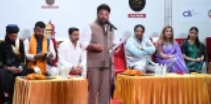 गोमती नगर उर्दू अकादमी में तकी मीर फाउंडेशन की ओर से आयोजित कवि सम्मेलन और मुशायरा में पुस्तक व गोमती नगर उर्दू अकादमी में तकी मीर फाउंडेशन की ओर से आयोजित कवि सम्मेलन और मुशायरा में पुस्तक व