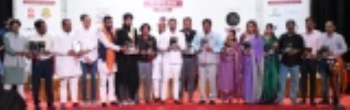 गोमती नगर उर्दू अकादमी में तकी मीर फाउंडेशन की ओर से आयोजित कवि सम्मेलन और मुशायरा में पुस्तक व गोमती नगर उर्दू अकादमी में तकी मीर फाउंडेशन की ओर से आयोजित कवि सम्मेलन और मुशायरा में पुस्तक व