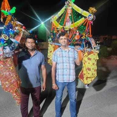 हासी के सिसाया गांव के बलवान सिंह अपने पोते शुभम के साथ कांवड़ लेकर जाते हुए। संवाद हासी के सिसाया गांव के बलवान सिंह अपने पोते शुभम के साथ कांवड़ लेकर जाते हुए। संवाद