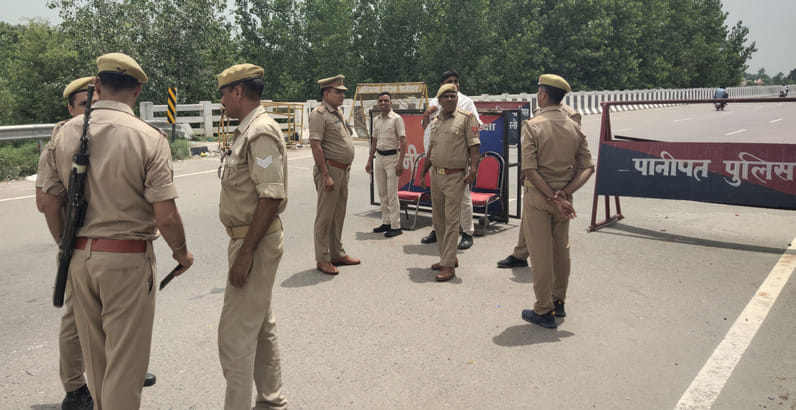 हासी के सिसाया गांव के बलवान सिंह अपने पोते शुभम के साथ कांवड़ लेकर जाते हुए। संवाद हासी के सिसाया गांव के बलवान सिंह अपने पोते शुभम के साथ कांवड़ लेकर जाते हुए। संवाद