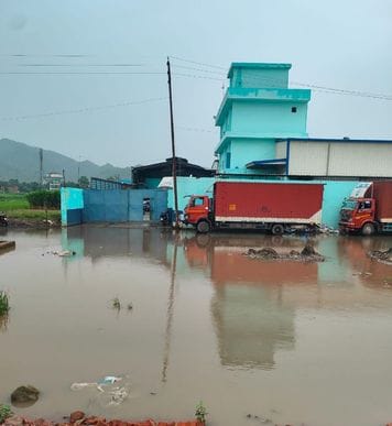 कालाअंब में एसएसआईसी अस्पताल को जाने वाली सड़क में जलभराव के बीच गुजरता वाहन। संवाद कालाअंब में एसएसआईसी अस्पताल को जाने वाली सड़क में जलभराव के बीच गुजरता वाहन। संवाद