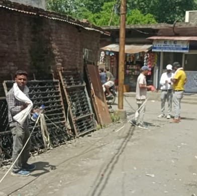 लालकुआं के हाथी खाना गोला रोड पर नापजोख करते रेलवे प्रशासन के लोग।