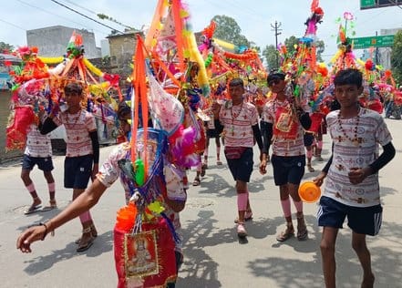 नजीबाबाद के मोटाआम क्षेत्र से निकलते कांवड़िये। संवाद नजीबाबाद के मोटाआम क्षेत्र से निकलते कांवड़िये। संवाद