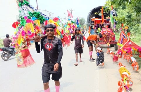 नजीबाबाद से कांवड़ ले जाते शिवभक्त। संवाद नजीबाबाद से कांवड़ ले जाते शिवभक्त। संवाद