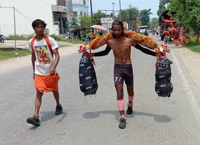 नजीबाबाद से कांवड़ ले जाते शिवभक्त। संवाद नजीबाबाद से कांवड़ ले जाते शिवभक्त। संवाद