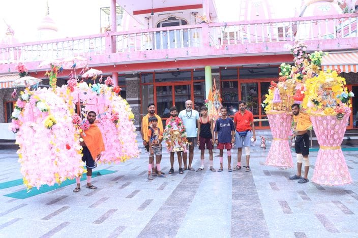 रोहतक के गोहाना रोड पर कांवड़ लेकर पैदल चलते कांवड़िये। संवाद