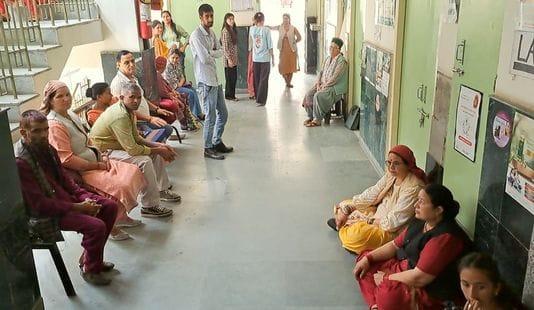 रामपुर में आयुर्वेद पद्धति से मरीज का उपचार करते डॉ. कपिल शर्मा। स्रोत : विभाग